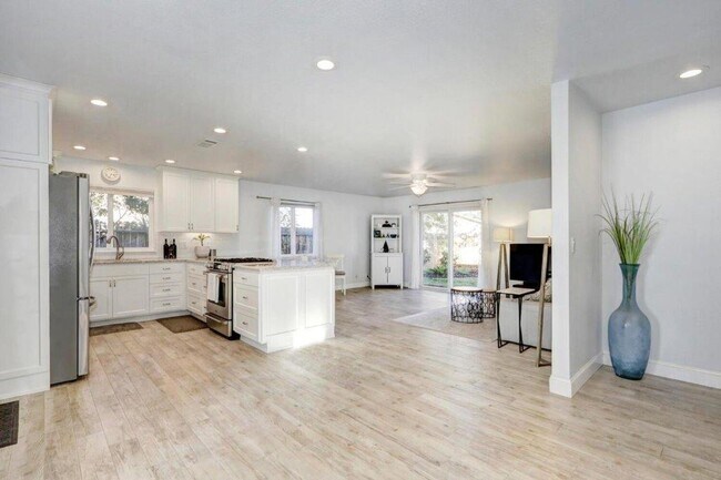 Building Photo - 3 br, 2 bath House - 905 Valley Oak Dr