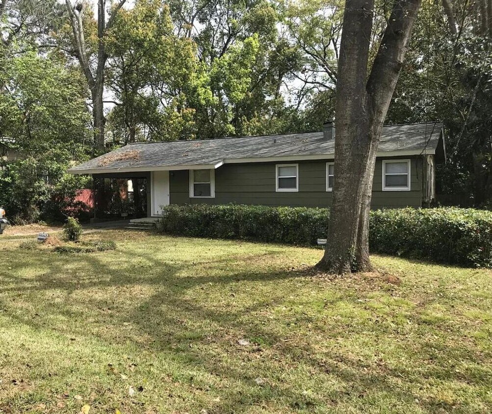 Foto principal - 3 bed/ 1 bath house, fenced-in yard! Avail...