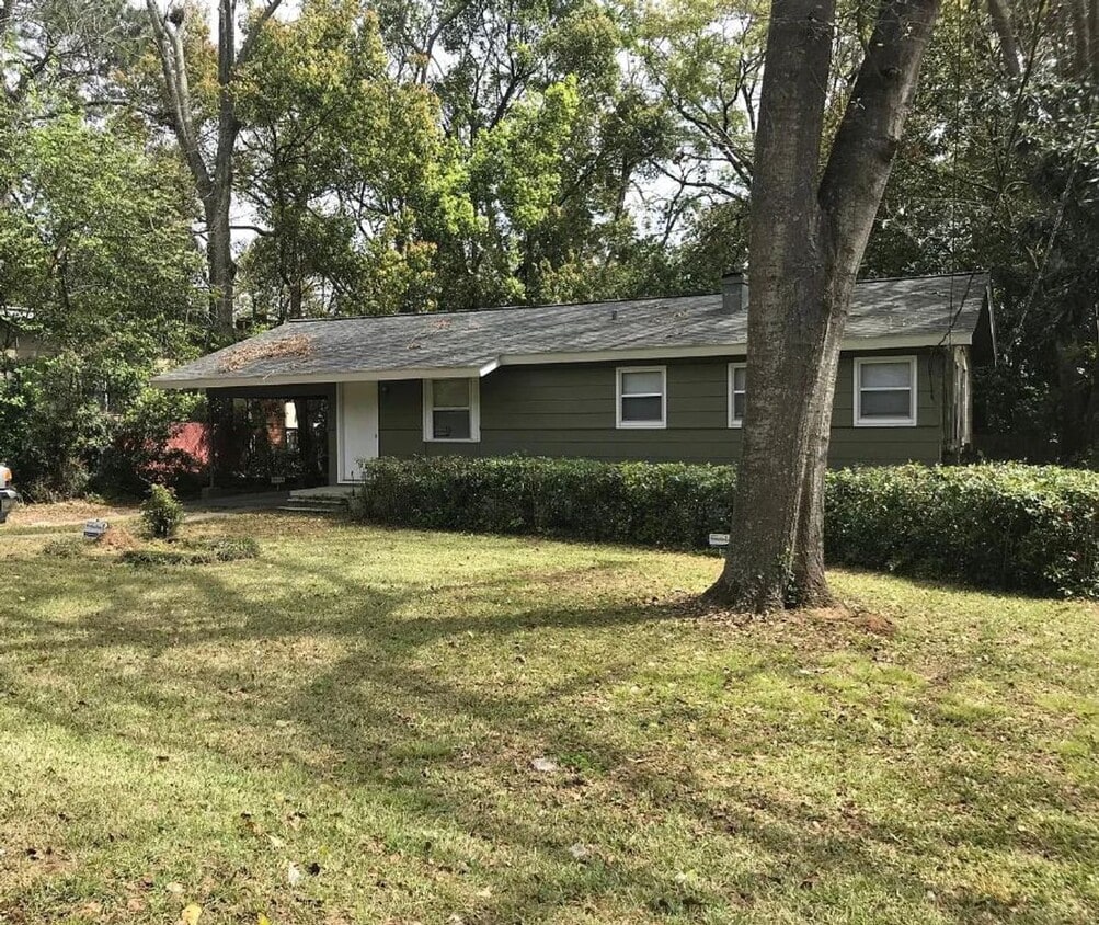 3 bed/ 1 bath house, Walk to the Stadium! House Rental in