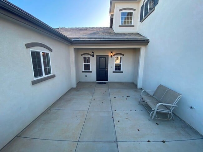 Building Photo - Like New 4 Bedroom Home in Heritage Square