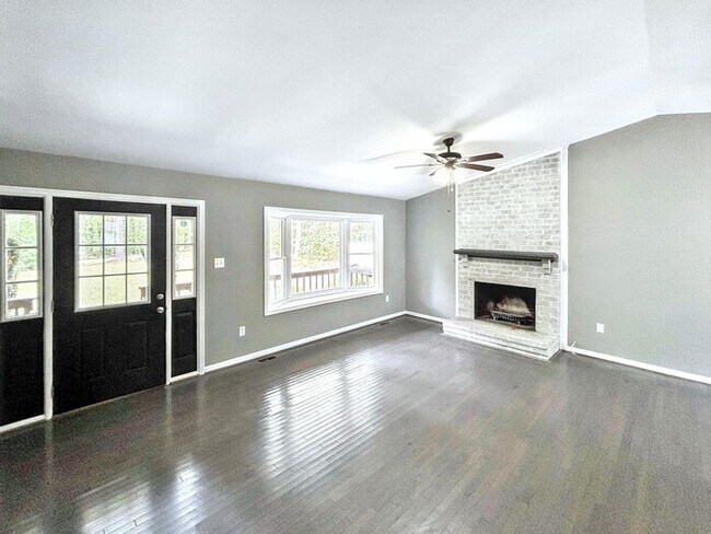 Foto del edificio - Powhatan Home with Detached Garage & Deck ...