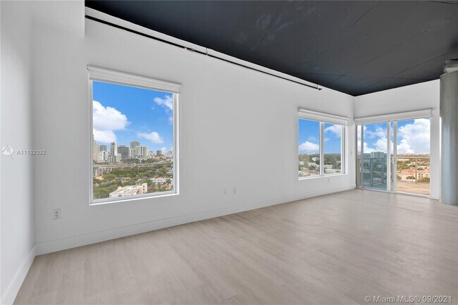 Foto del edificio - 10 SW South River Dr