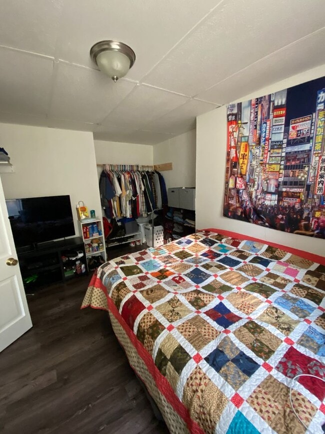 Building Photo - 3 Bedroom Near Campus