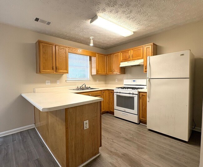 Foto del edificio - Spacious Townhouse with Convenient Location