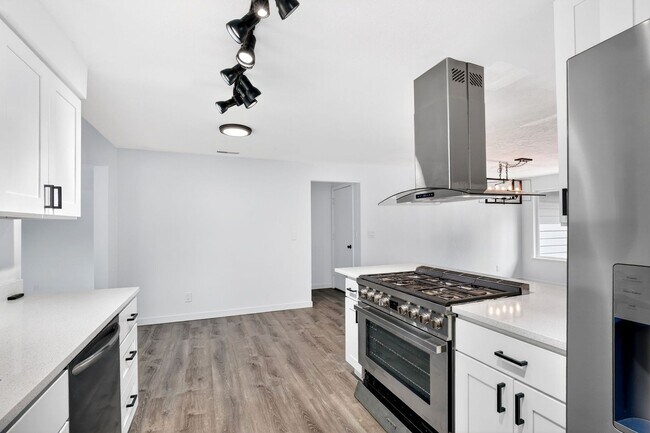 Building Photo - 365 NE Palmblad Dr