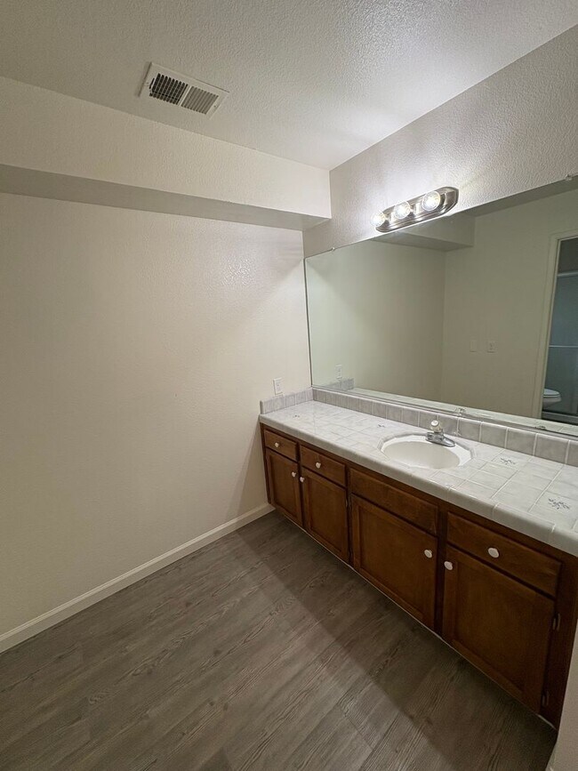 Building Photo - NE Visalia home Available Now!