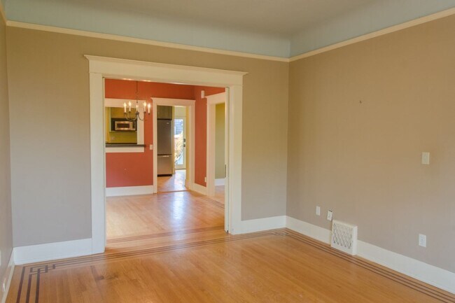 Building Photo - 4Bd/2.75Ba Seattle House