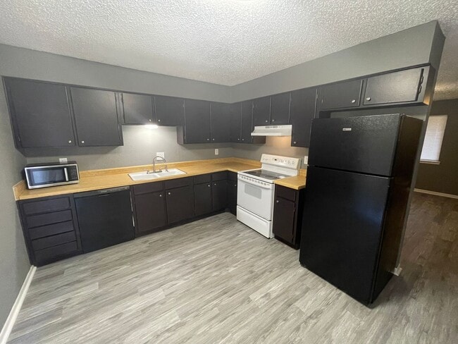 Building Photo - 1102 Harley Dr