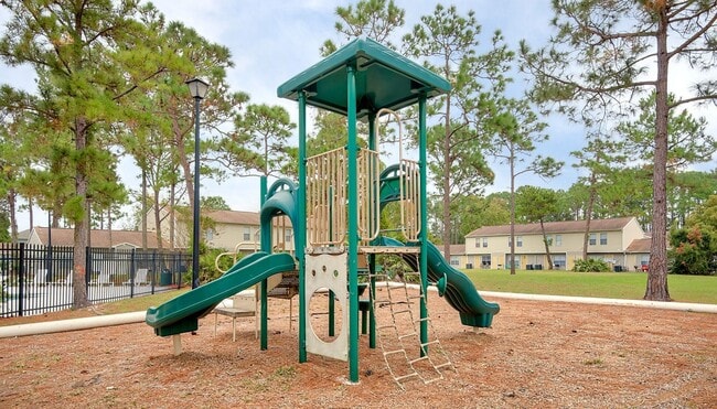 Building Photo - Pinewood Pointe