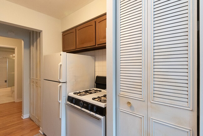 Building Photo - 510 W Briar Pl