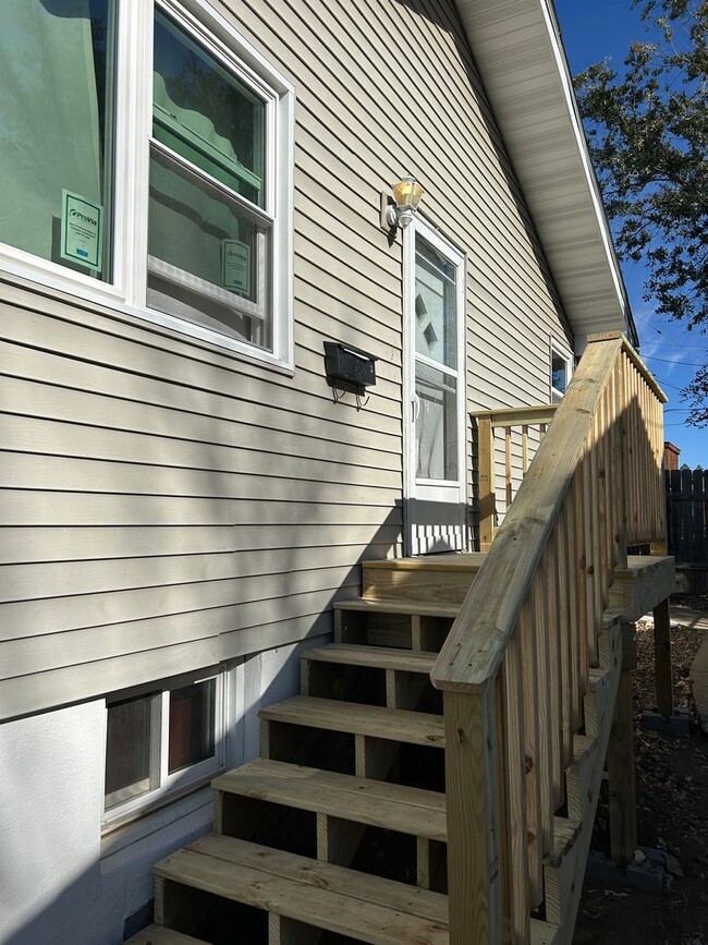 Building Photo - 1016 11th Ave W