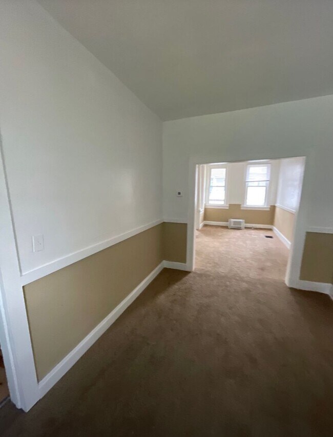 Building Photo - 3005 Oakford Ave