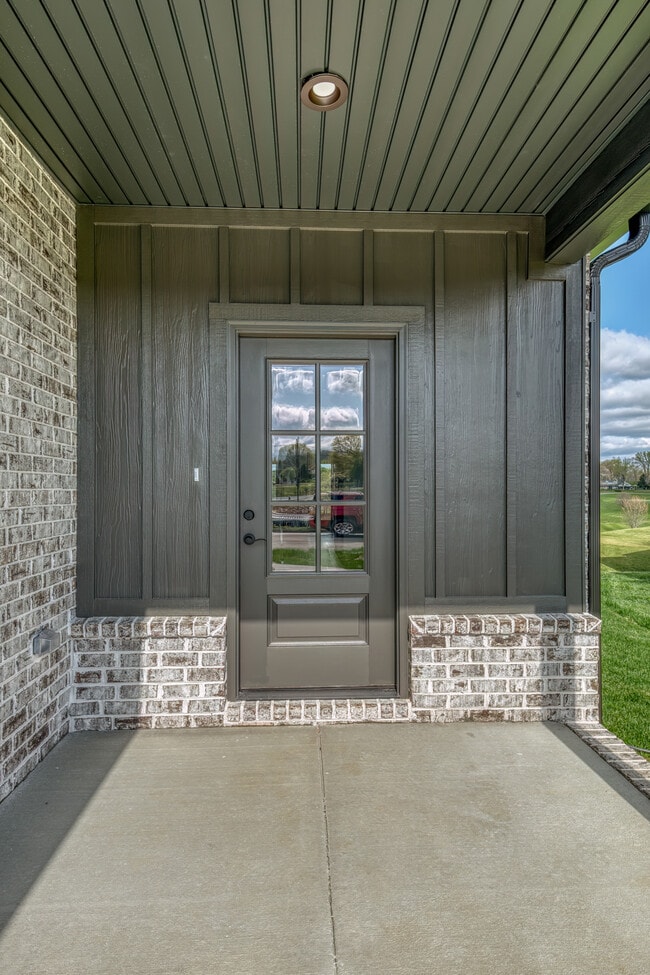 Building Photo - 325 Monroe Dr