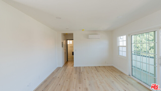 Building Photo - 835 S Sherbourne Dr