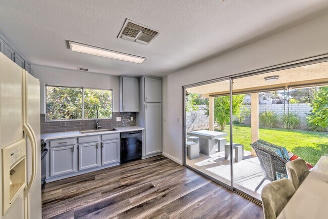 Foto del edificio - 640 Whispering Palms Dr