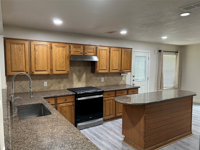 Foto del edificio - 6005 Chatham Woods Dr