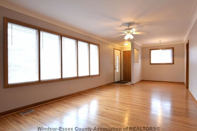 Bright family room - 1060 Watson Av