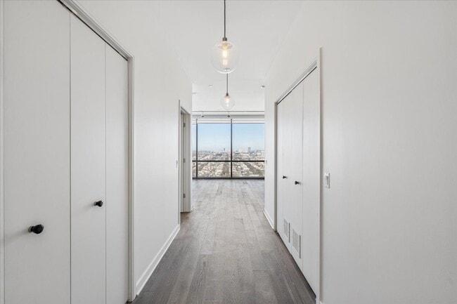 Building Photo - 860 W Blackhawk St