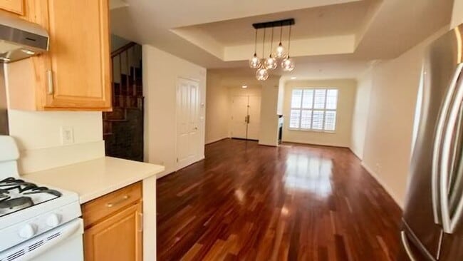 Foto del edificio - Beautiful 3 Story Townhouse with Roof Deck and Parking in Culver City!