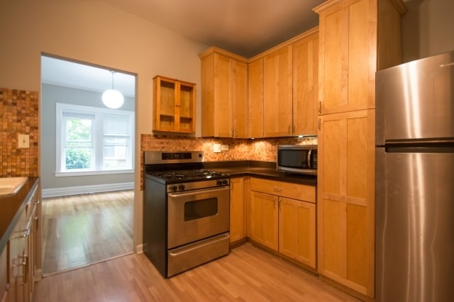 Building Photo - 539 W Brompton Ave