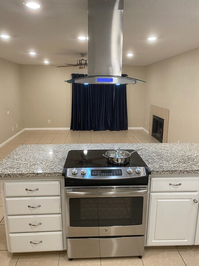 Foto del edificio - 1840 N. CEDAR CT. - 4 BEDROOM 2 BATHROOM -...
