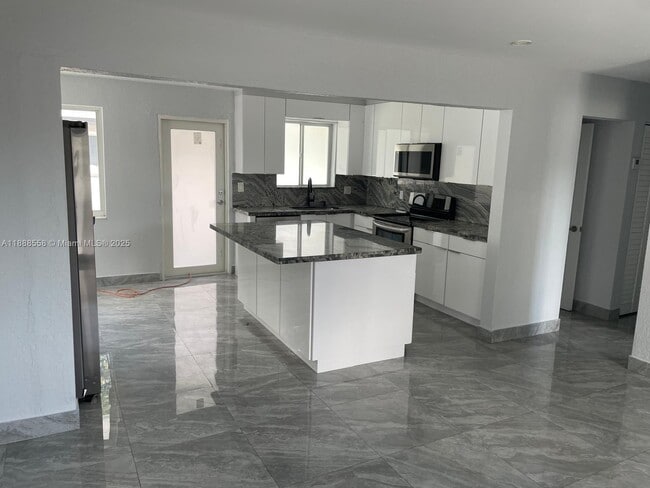 Foto del edificio - 3301 NW 11th St