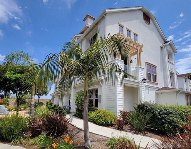 Building Photo - Available Now! Tri-Level 3 Bedroom 3.5 Bath Townhome!!