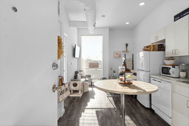 Building Photo - MAIN608