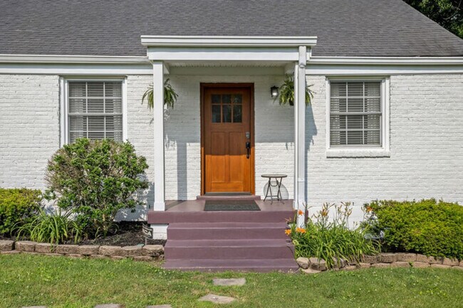 Foto del edificio - Neighborhood Retreat|Fire Pit, Large Yard,...