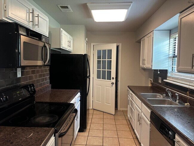 Building Photo - 4618 Cove Rd