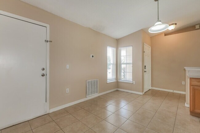 Building Photo - 703 Mountain Top Dr