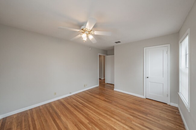 Building Photo - Updated home in Arlington Heights!