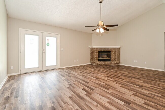 Building Photo - 1290 Bee St N