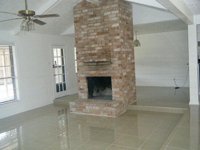 Foto del edificio - 2402 Briarview Dr