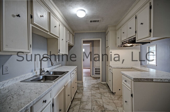 Building Photo - 2325 Lake Glen Dr