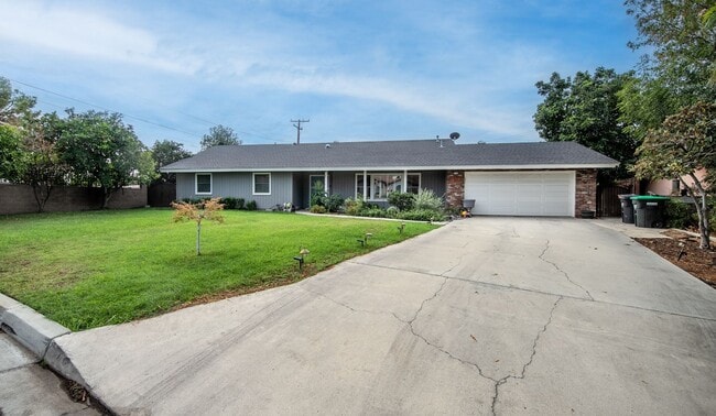 Building Photo - Beautiful Single Story 3 Bedroom with Solar Panels
