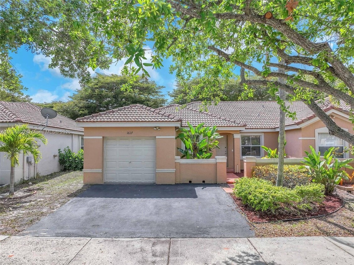 Primary Photo - 1617 Zenith Way