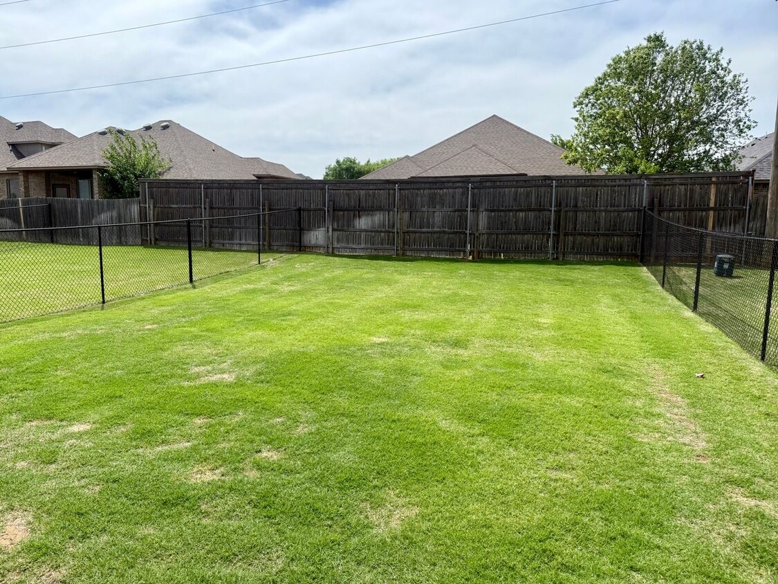 Building Photo - Updated 2 Bed, 2 Bath in Beautifully Well-Maintained Neighborhood