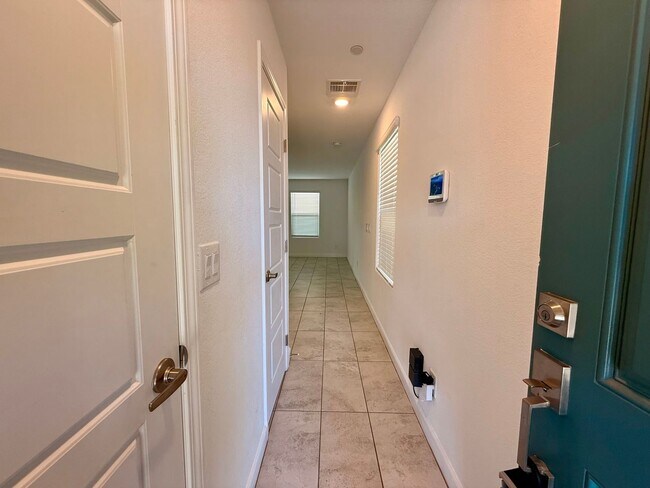 Foto del edificio - 3 BED 2.5 BATH 2 CAR GARAGE TOWNHOUSE w/ P...