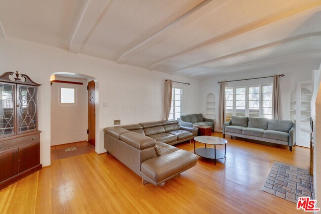 Foto del edificio - 10870 Wellworth Ave