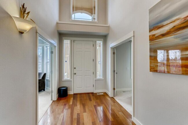 Building Photo - Gorgeous 5 bedroom home plus office/ 6th b...