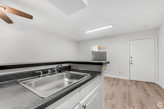 1 BR, 1 BA - 540SF - Kitchen - Shelby2707