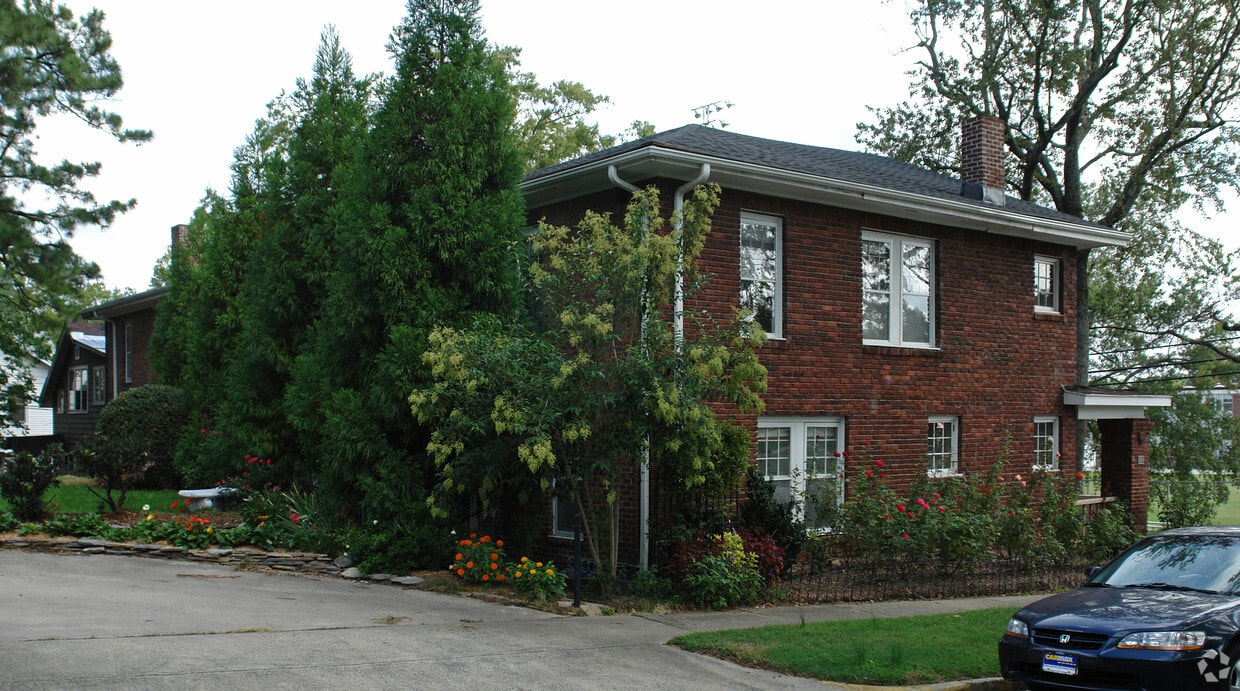 Foto del edificio - 401-403 N Gregson St