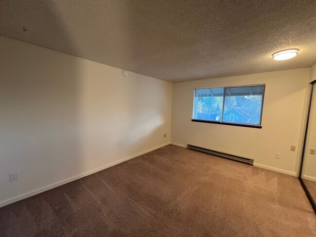 Building Photo - 2 Bedroom 1.5 Bath Townhouse near WWU and Fairhaven w/ Attached Garage