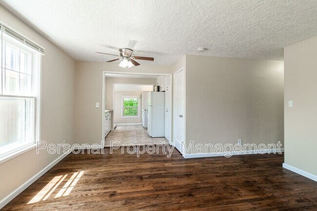 Foto del edificio - 3108 Thompson Ave