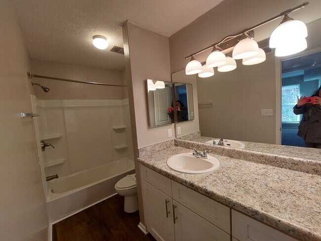 Foto del edificio - 1 Bed / 1 Bath 650 sq ft Renovated Apartment