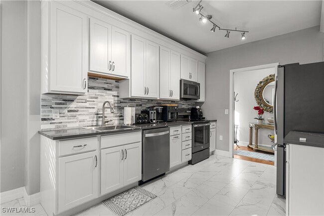 Building Photo - 8310 Big Acorn Cir