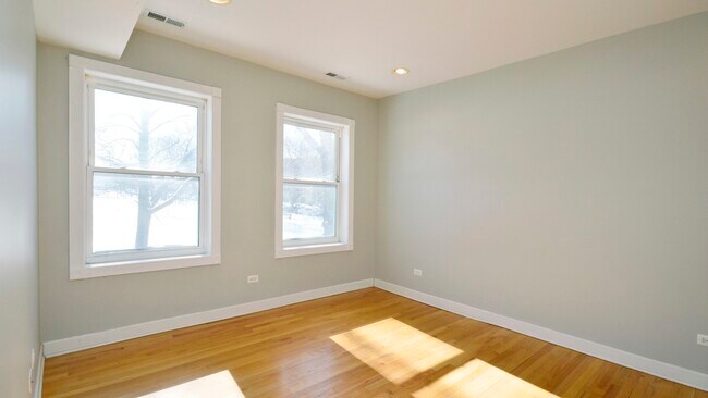 Building Photo - 2648 W Glenlake Ave