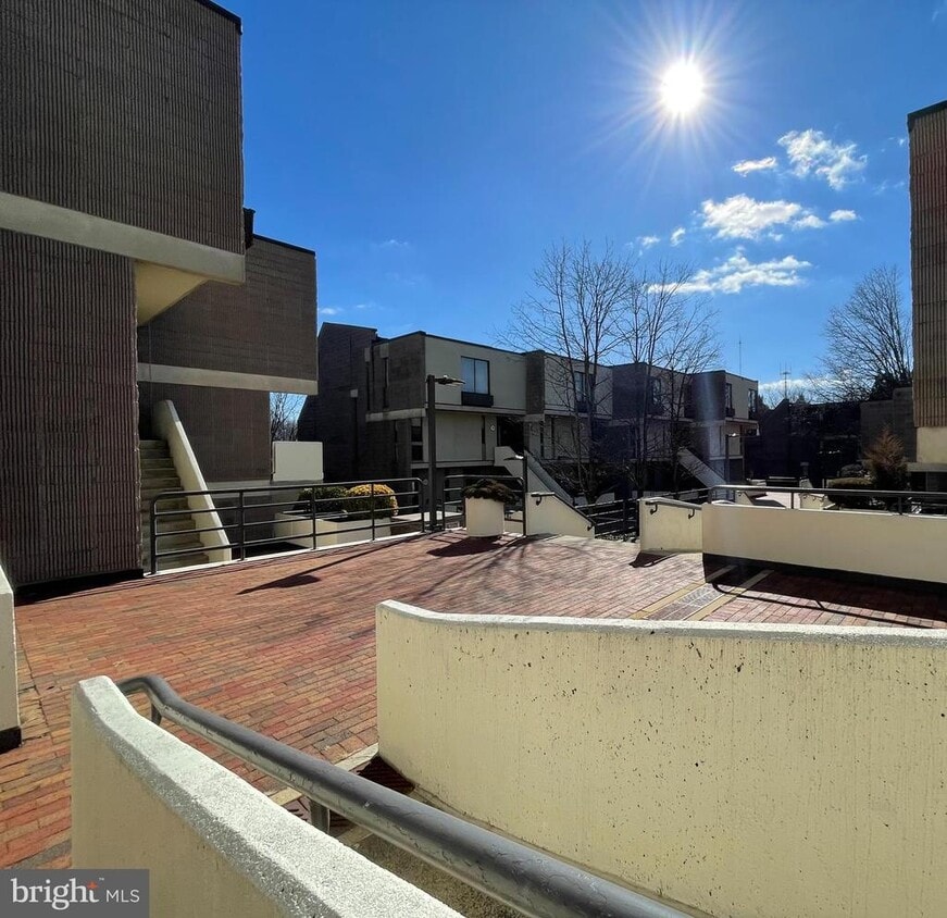 Primary Photo - 2214 Deerfern Crescent
