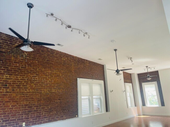Building Photo - 158 Mallory Ave